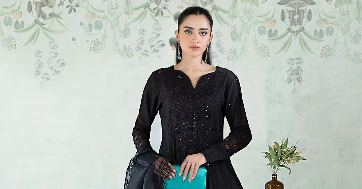 3 Piece Embroidered Lawn Suit - Image 5