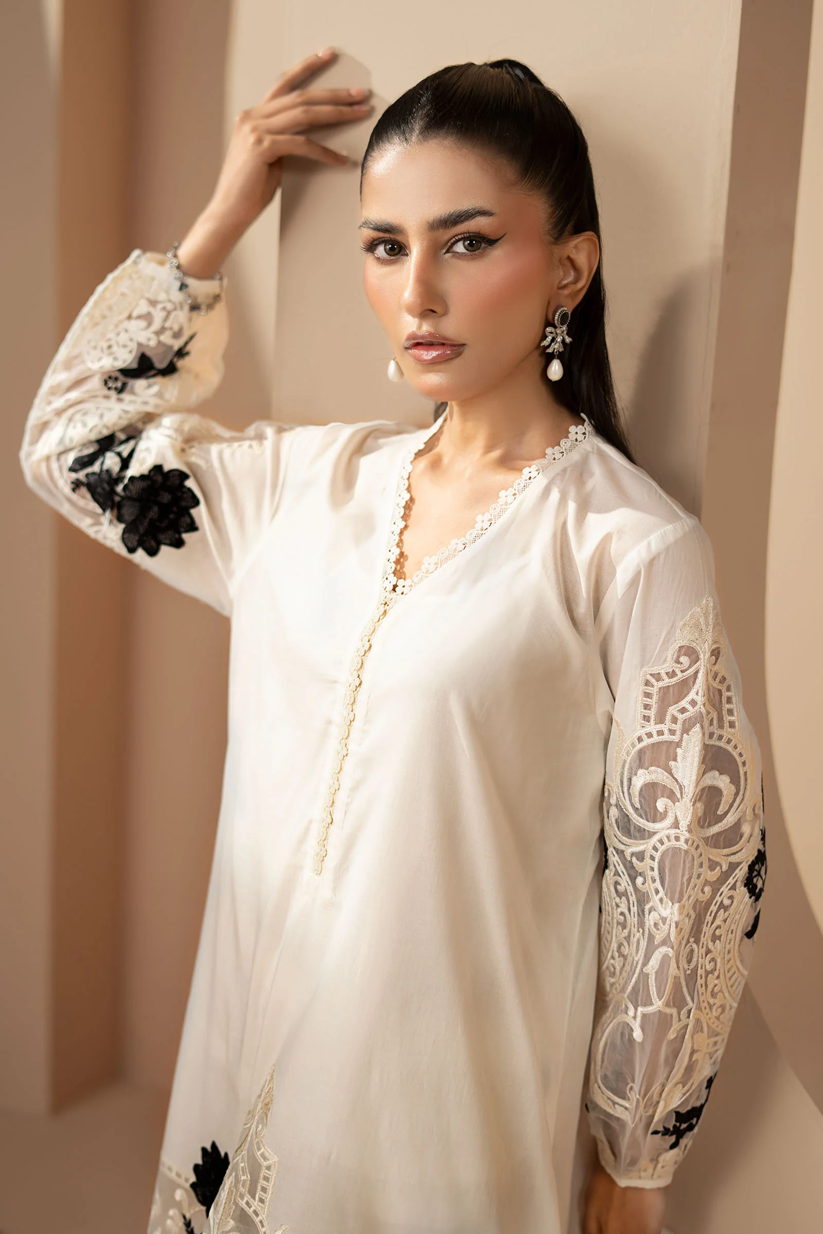 3 Piece Embroidered Lawn Suit - Image 2