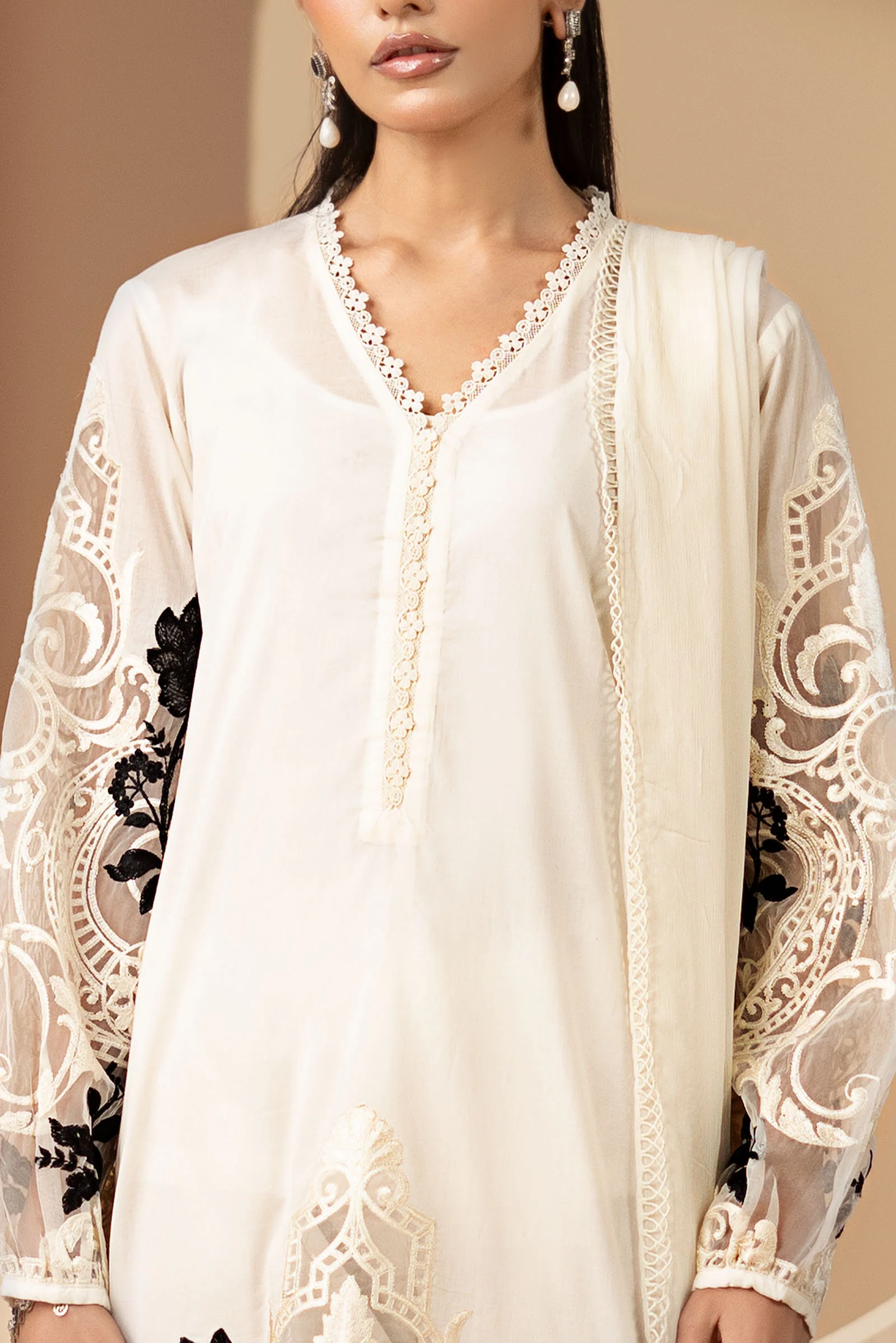 3 Piece Embroidered Lawn Suit - Image 3