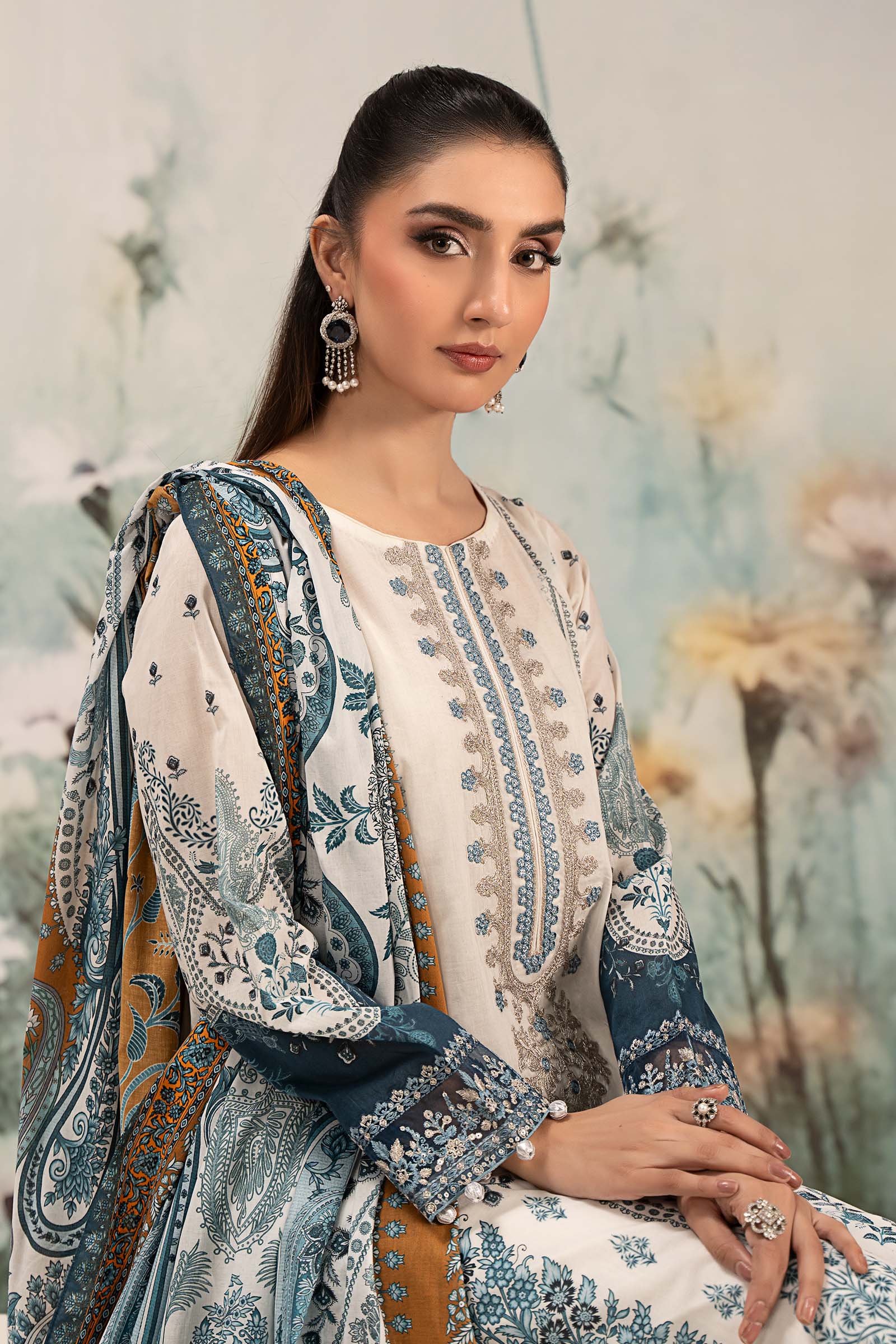 3 Piece Embroidered Lawn Suit - Image 4