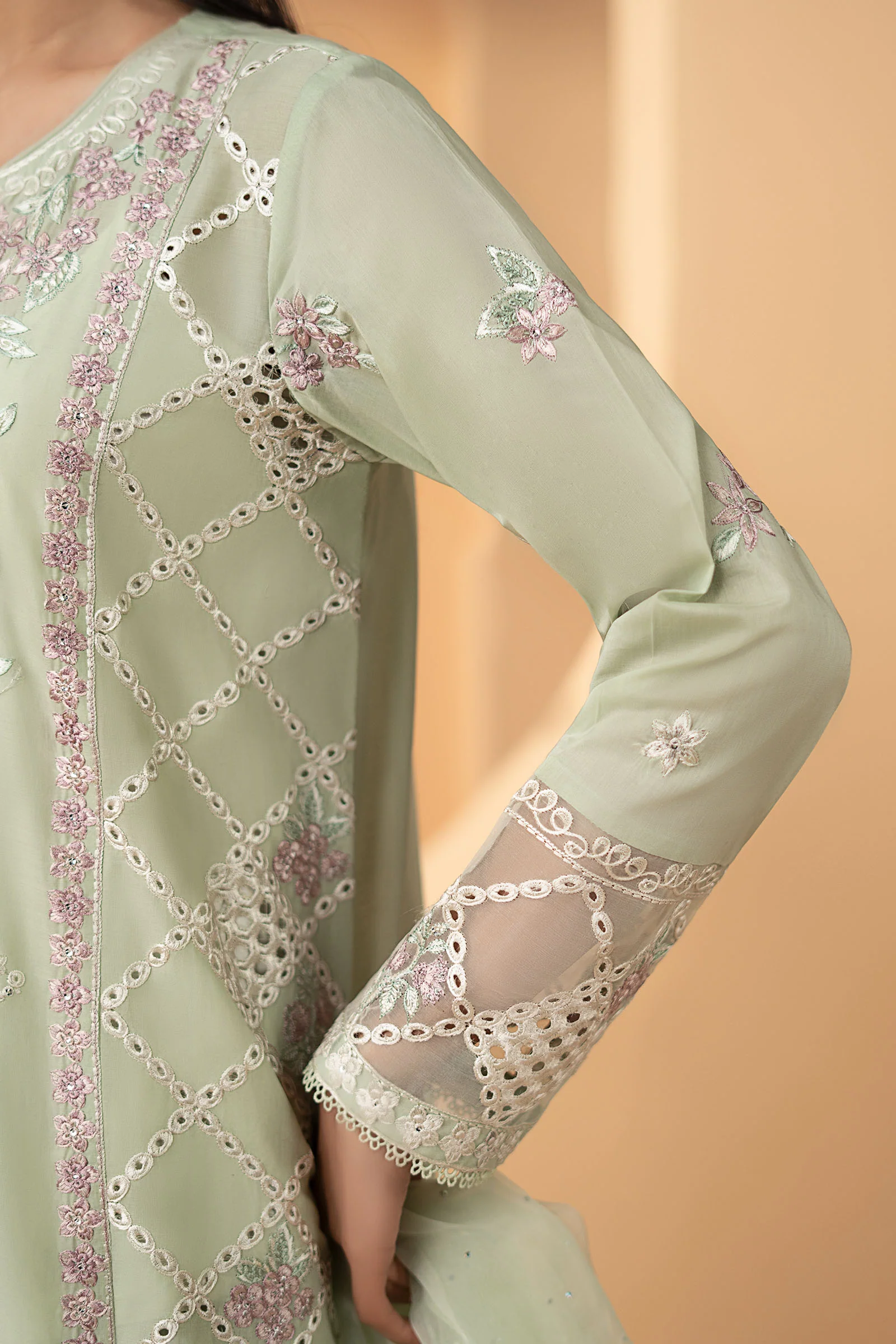 3 Piece Embroidered Lawn Suit - Image 4