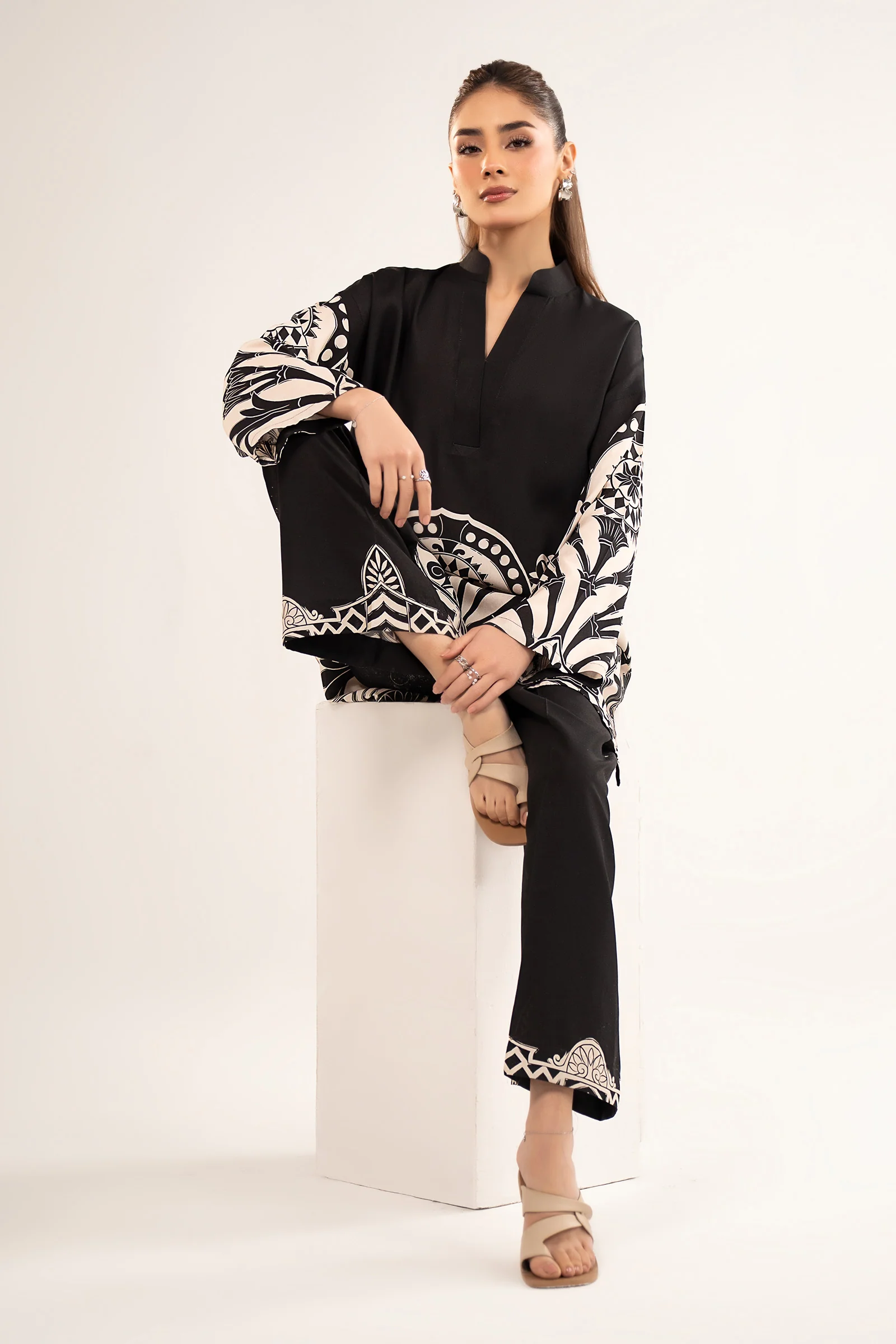 2 Pc Printed Arabic Lawn Suit - Image 2