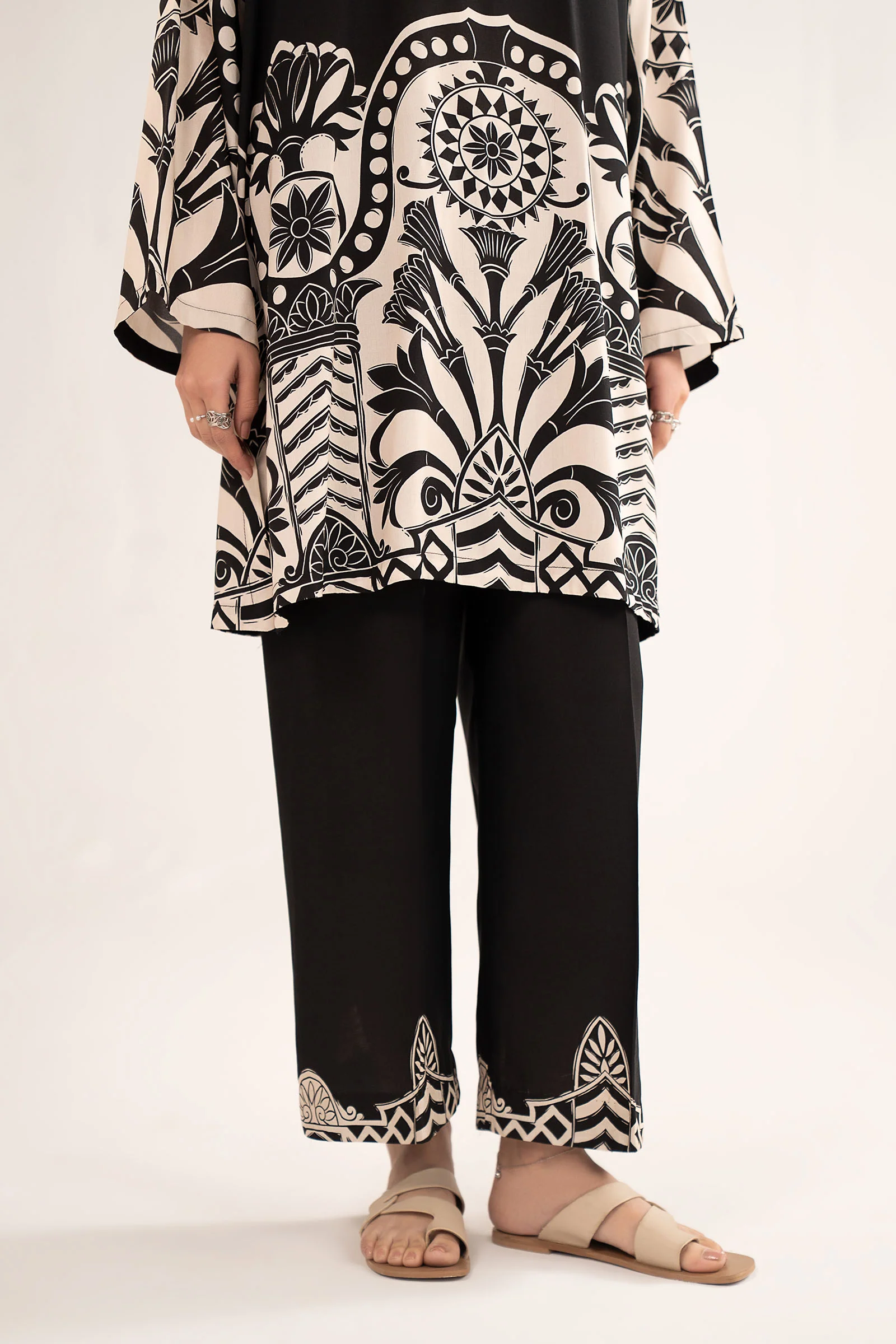 2 Pc Printed Arabic Lawn Suit - Image 5