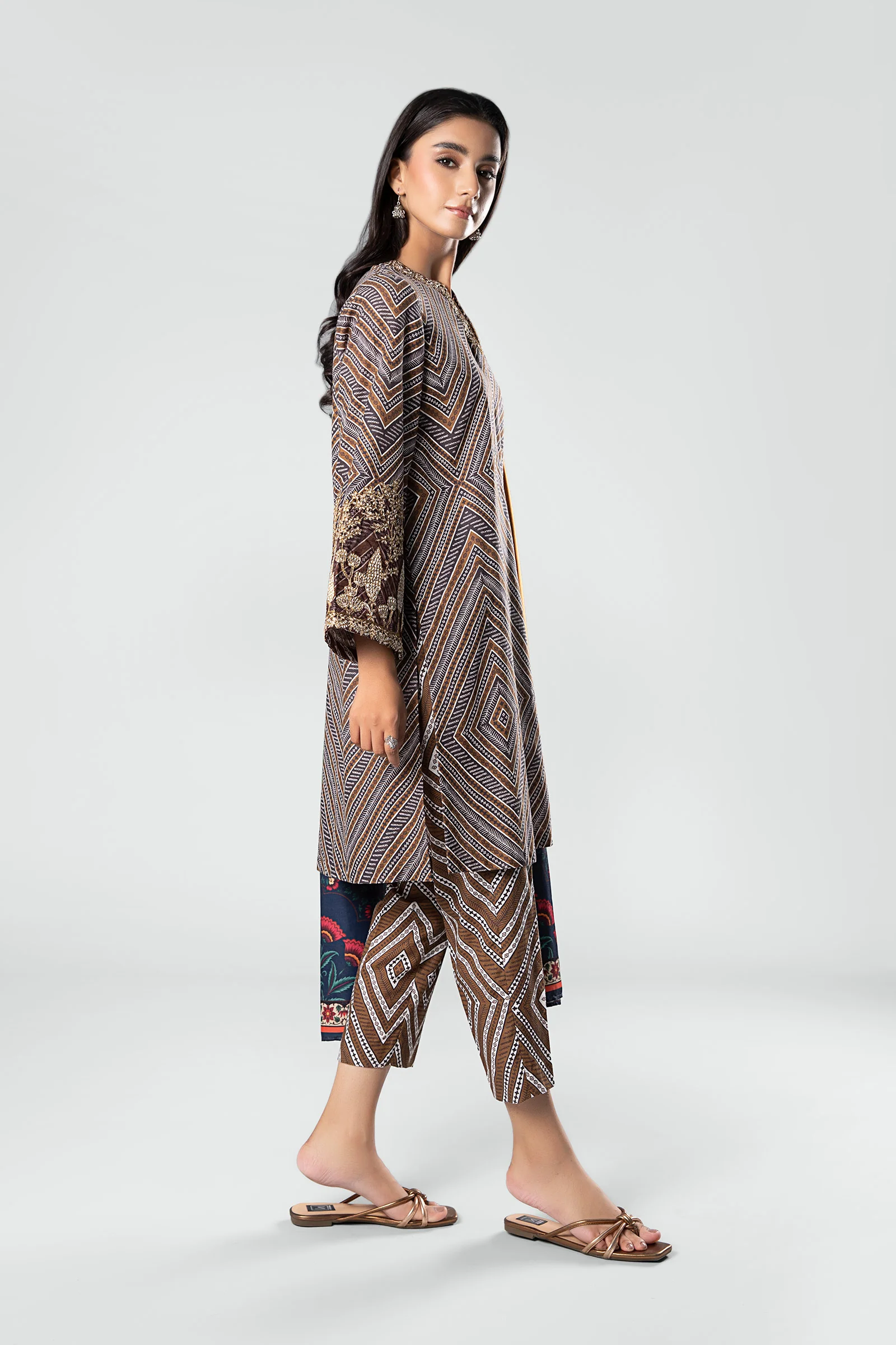 3 Pc Printed Khaddar Suit - Image 5