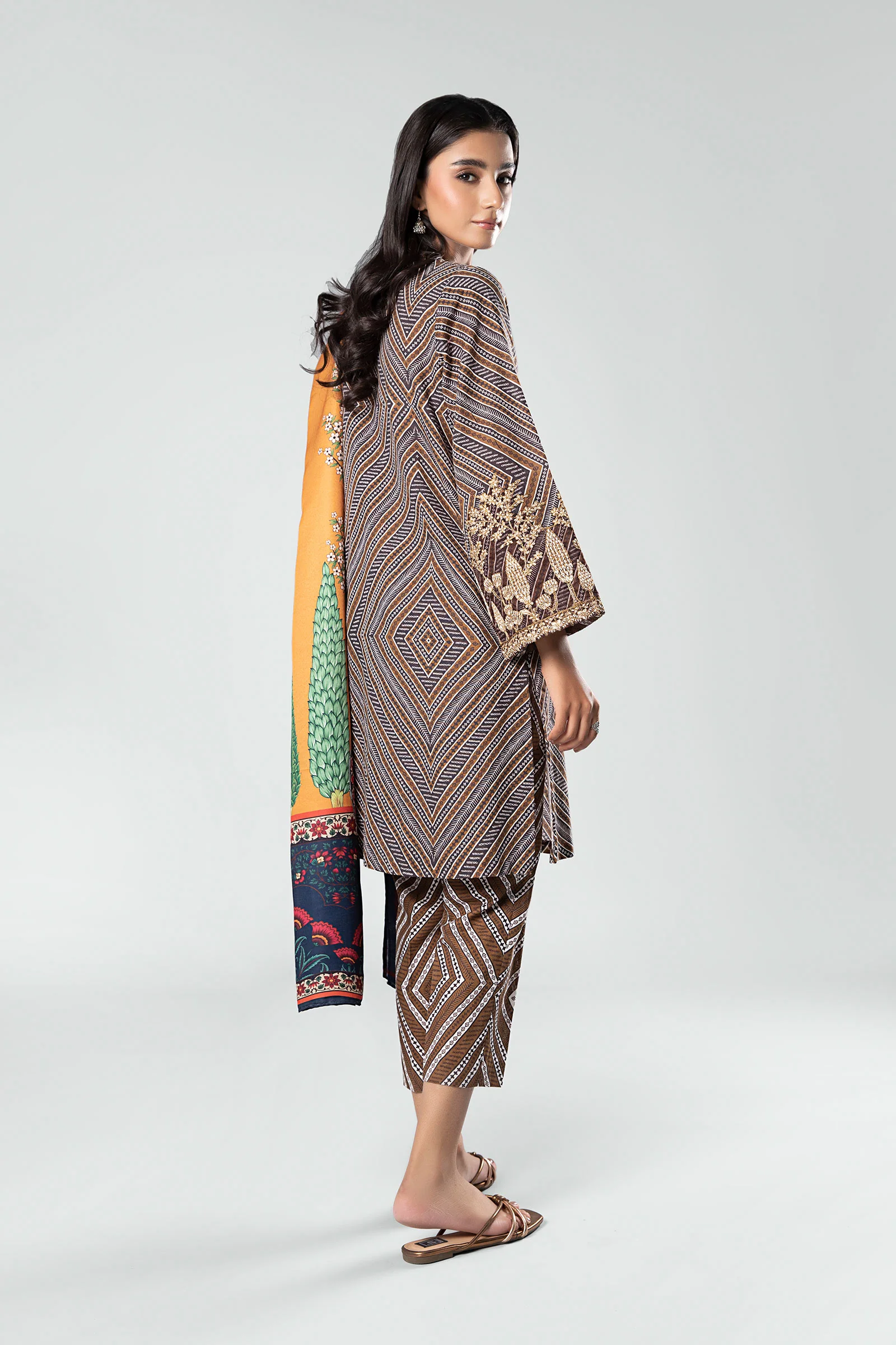 3 Pc Printed Khaddar Suit - Image 6