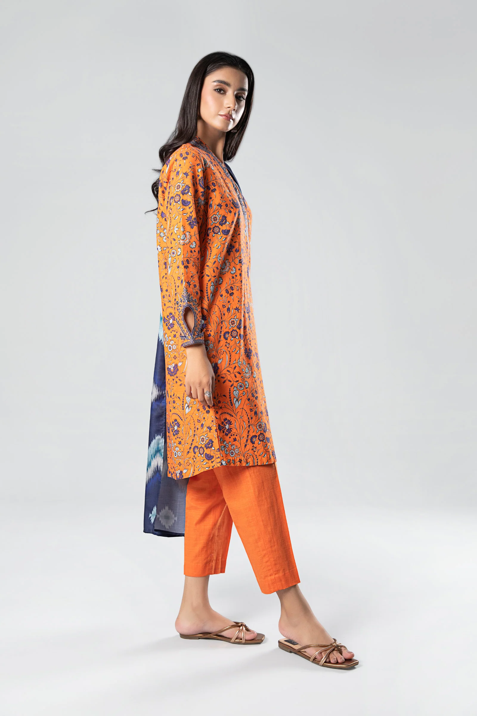 3 Pc Printed Khaddar Suit - Image 4
