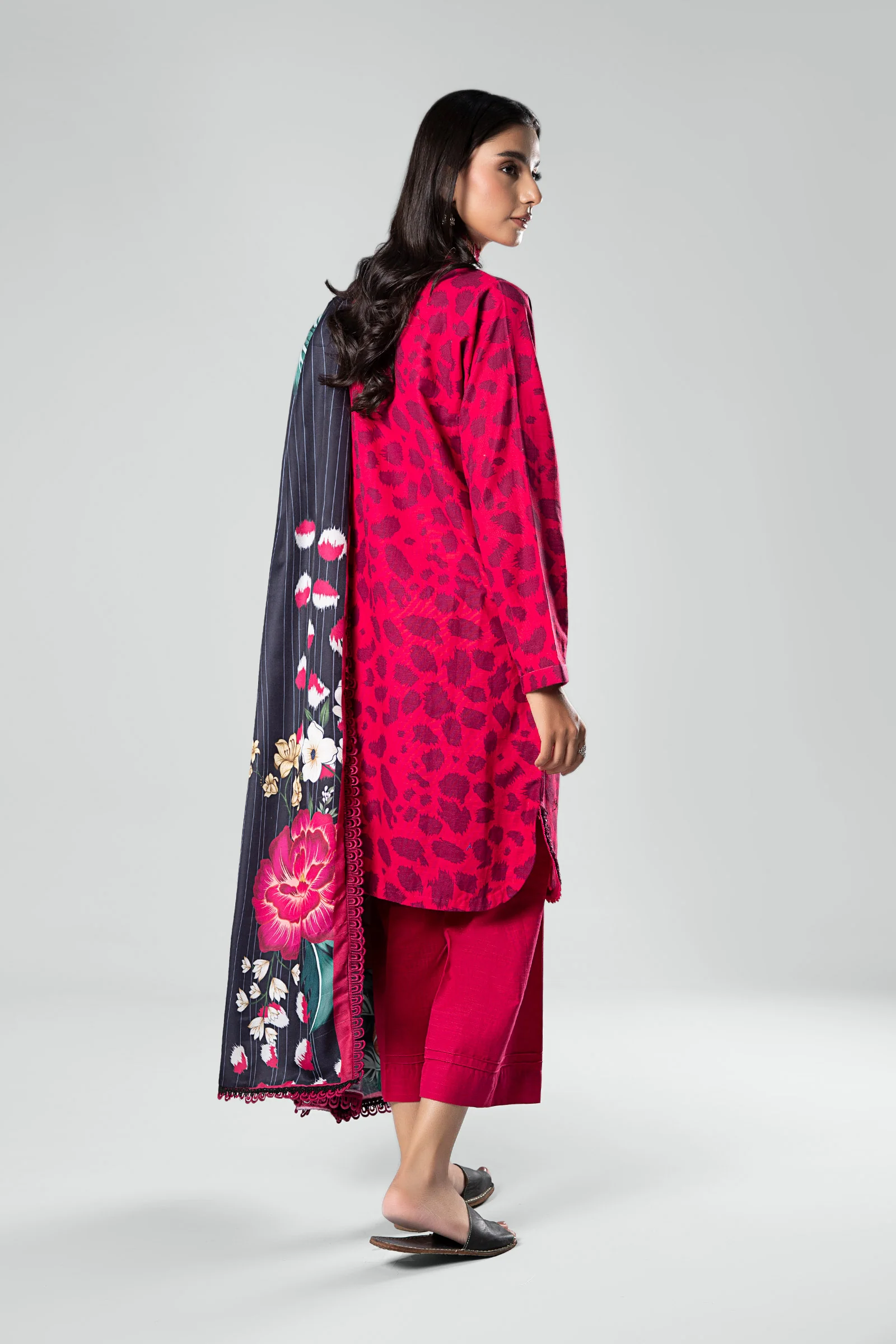 3 Pc Printed Khaddar Suit - Image 7