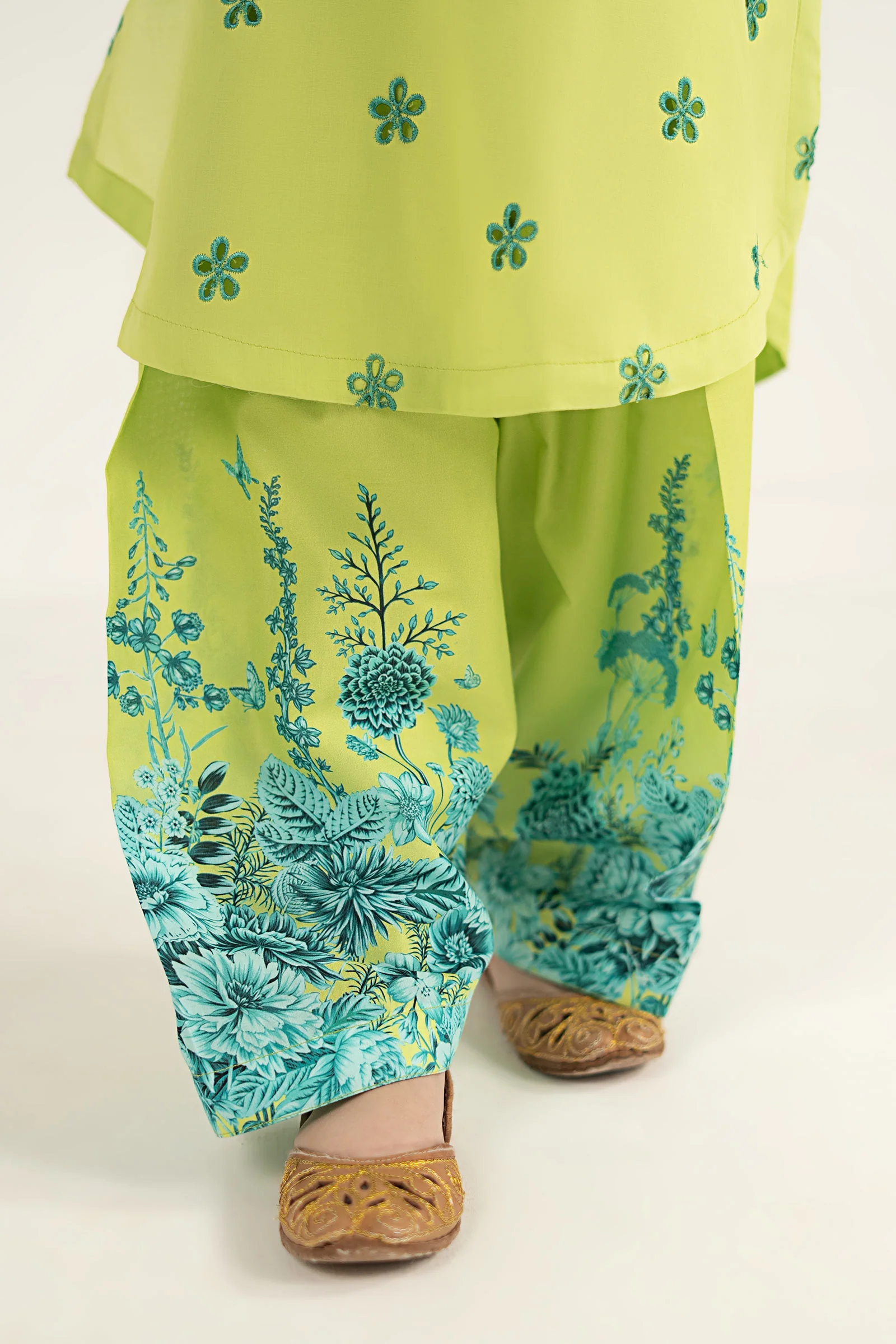 2 Piece Embroidered Lawn Suit - Image 5