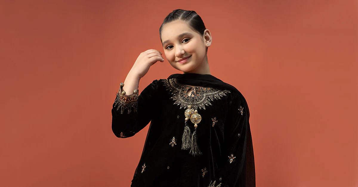 3 Piece Embroidered Velvet Suit - Image 8