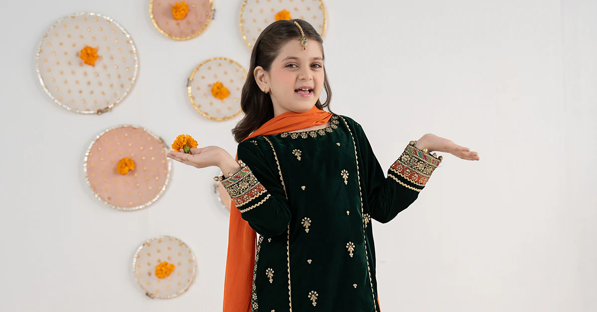 3 Piece Embroidered Velvet Suit - Image 9