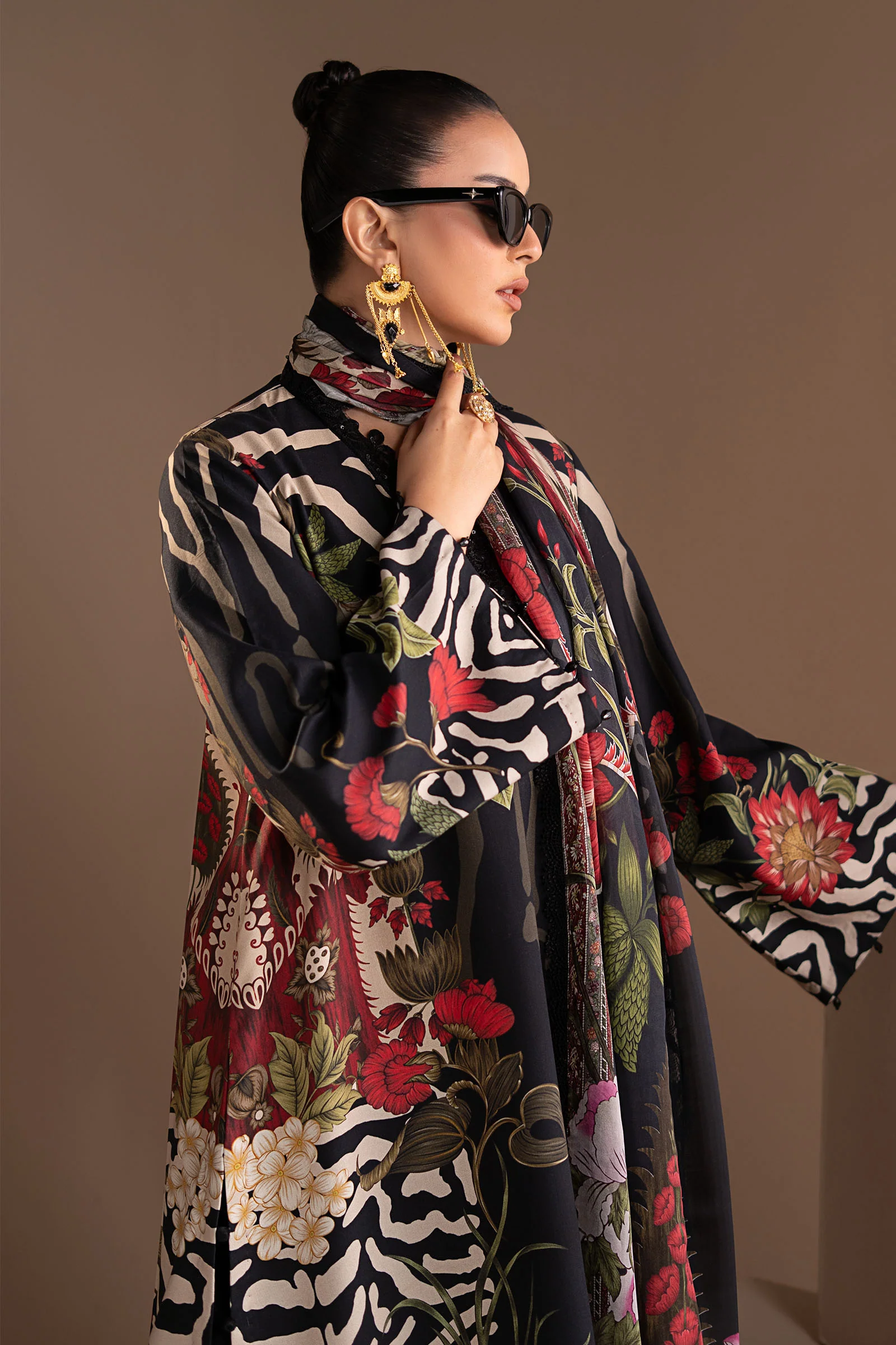 3 Piece Embroidered Linen Suit - Image 2