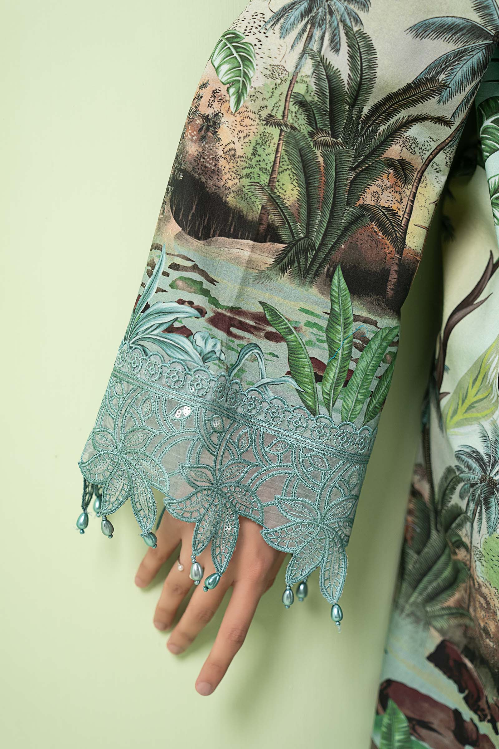 3 Piece Embroidered Lawn Suit - Image 4