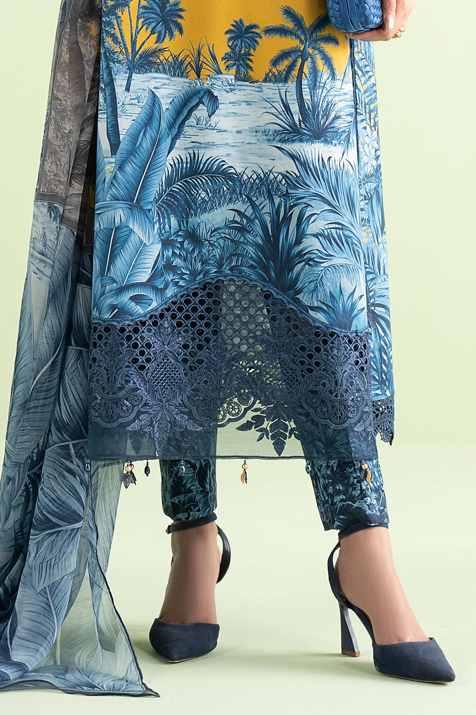3 Piece Embroidered Lawn Suit - Image 5